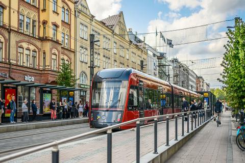 The tram runs along Hämeenkatu in the summer.