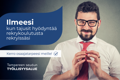 Työnantaja hymyilee ja pitelee käsiensä sormia edessään yhdessä. Teksi: Ilmeesi, kun tajusit hyödyntää rekrykoulutusta rekryissäsi.