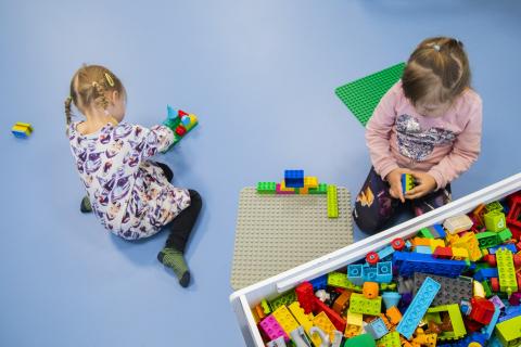 Lapset leikkivät legoilla.