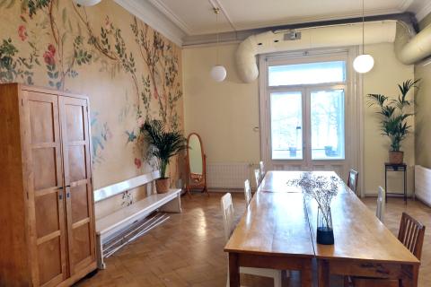 Kuva neuvotteluhuoneesta.