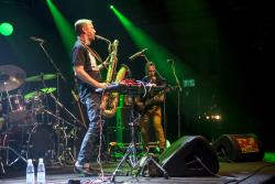 Saksofonin ja kitaran soittaja lavalla Tampere Jazz Happening -tapahtumassa.