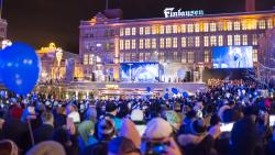 Itsenäisyyspäivän kansanjuhla Suomen 100-vuotispäivänä Frenckellinaukiolla.