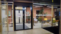 Kuva Kohtaamisia.-tilan julkisivusta. 