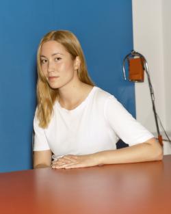 Nuoren vaaleatukkaisen naisen muotokuva.