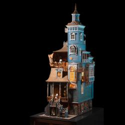 Sininen, monikerroksinen puuhuvilan pienoismalli.