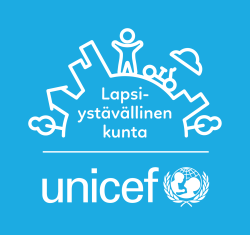 Unicefin Lapsiystävällinen kunta -tunnuksessa on piirretty kaari, jossa erottuu lapsen hahmo kaupungin keskellä. Sen alapuolella on teksti Lapsiystävällinen kunta. Kuvan vieressä on Unicefin nimi ja logo.
